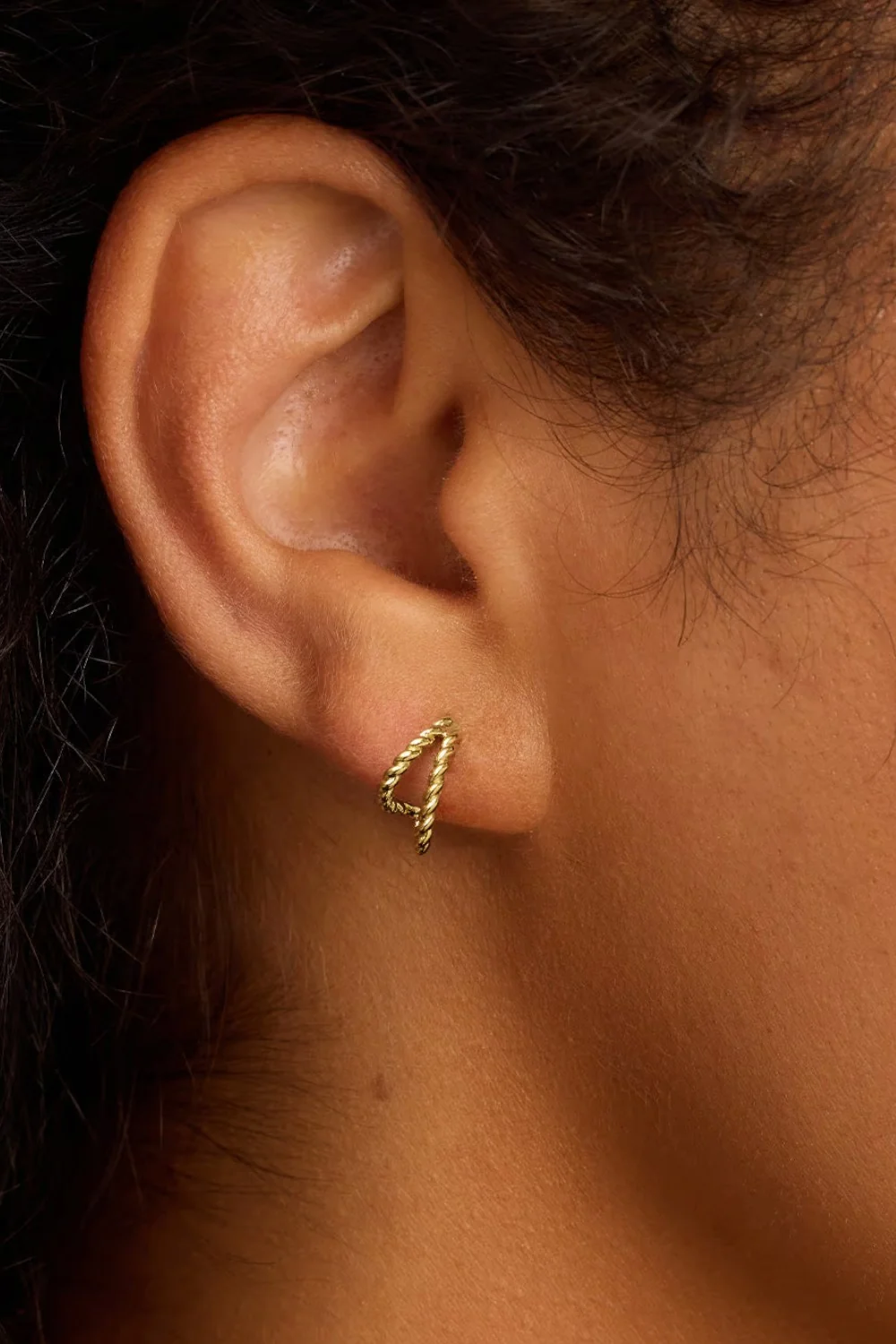 Gorjana Crew Split Huggies Earring in Gold - Image 2