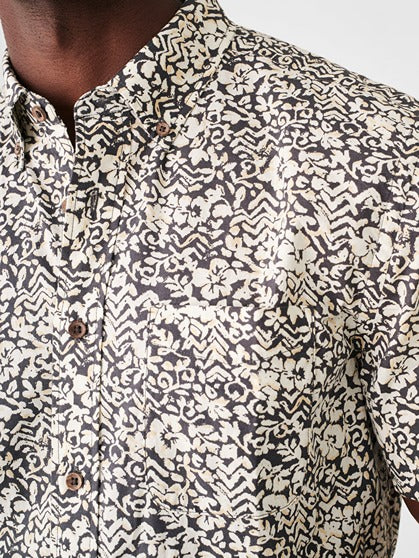 Faherty Short-Shirt Stretch Playa Shirt in Washed Black Hilo Floral - Image 3
