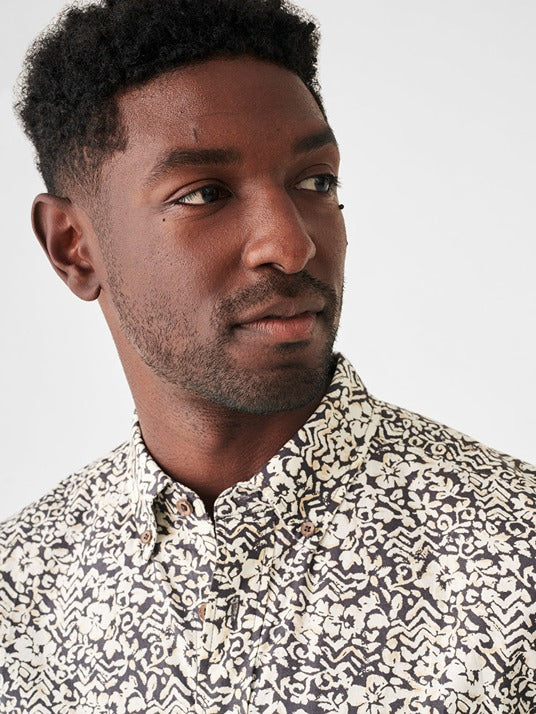 Faherty Short-Shirt Stretch Playa Shirt in Washed Black Hilo Floral - Image 4